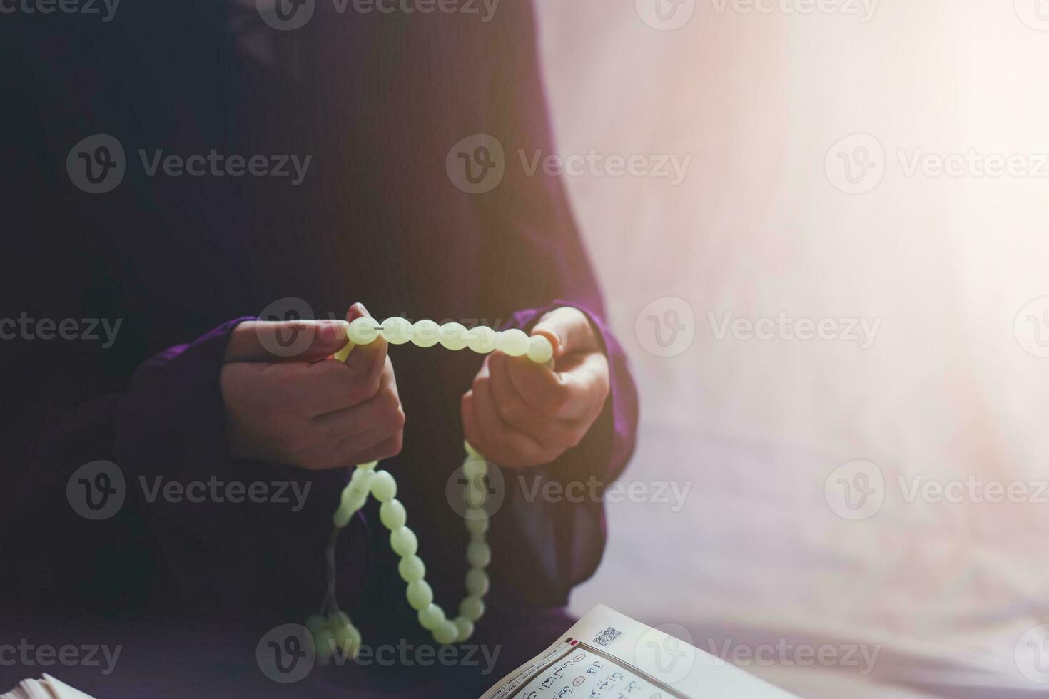 beten jung Muslim Frau. Mitte östlichen Mädchen beten und lesen das heilig Koran. Muslim Frau studieren das Koran foto