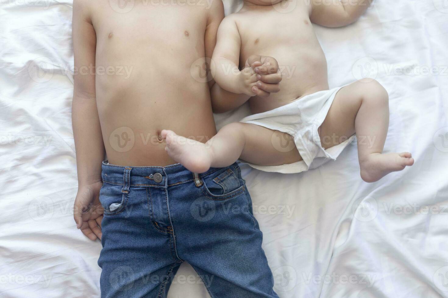 glücklich Kindheit Konzept. glücklich Brüder Porträt. 6 Jahre und 6 Monate alt Jungs haben Spaß. zwei wenig Kinder lächelnd haben gut Zeit. süß wenig Brüder Lügen und spielen zusammen foto