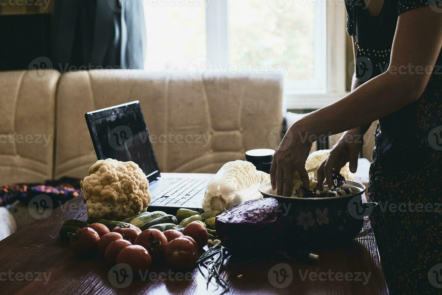 jung Frau vorbereiten gesund Salat foto