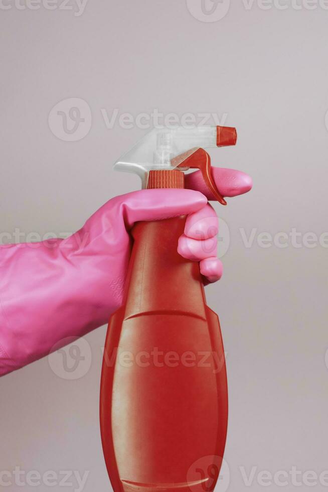 weiblich Hand im Gummi Handschuhe halten Desinfektionsmittel sprühen foto
