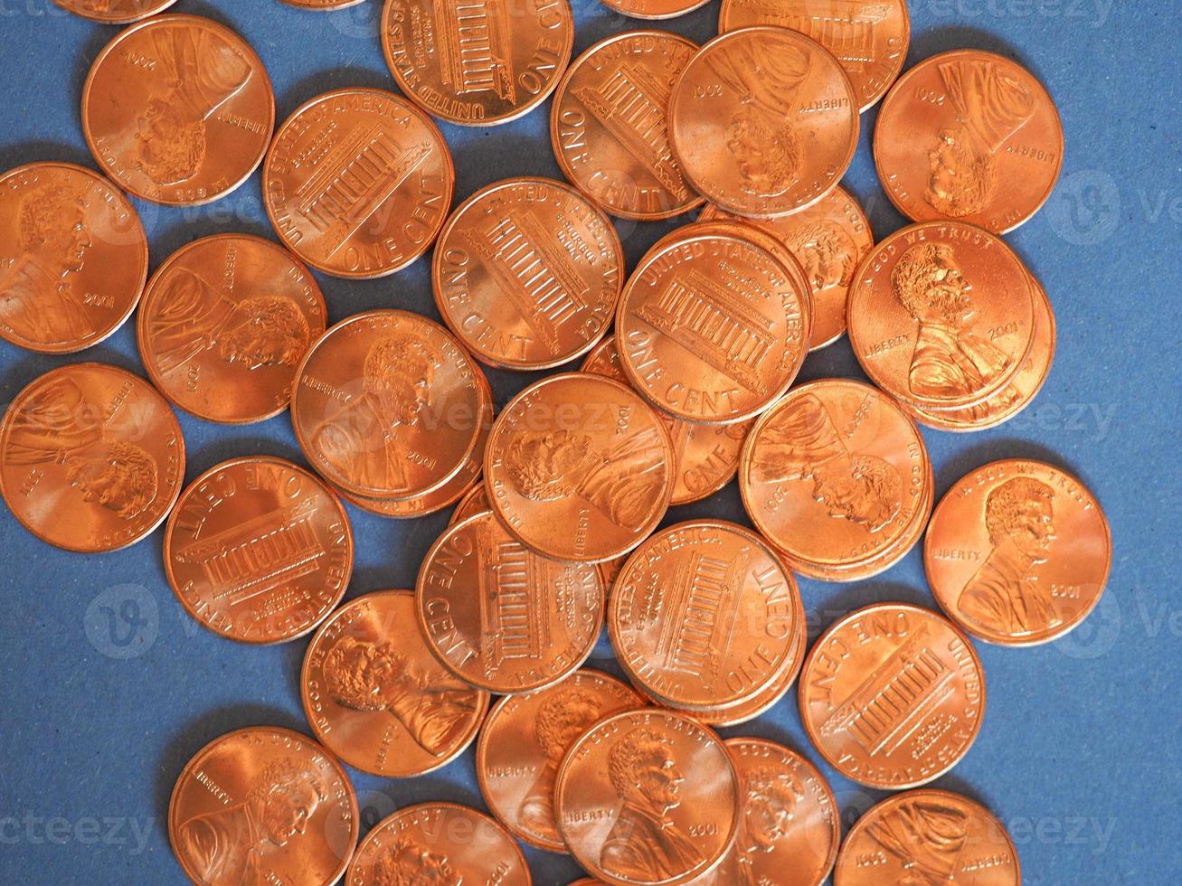 Ein-Cent-Dollar-Münzen, Vereinigte Staaten über Blau foto