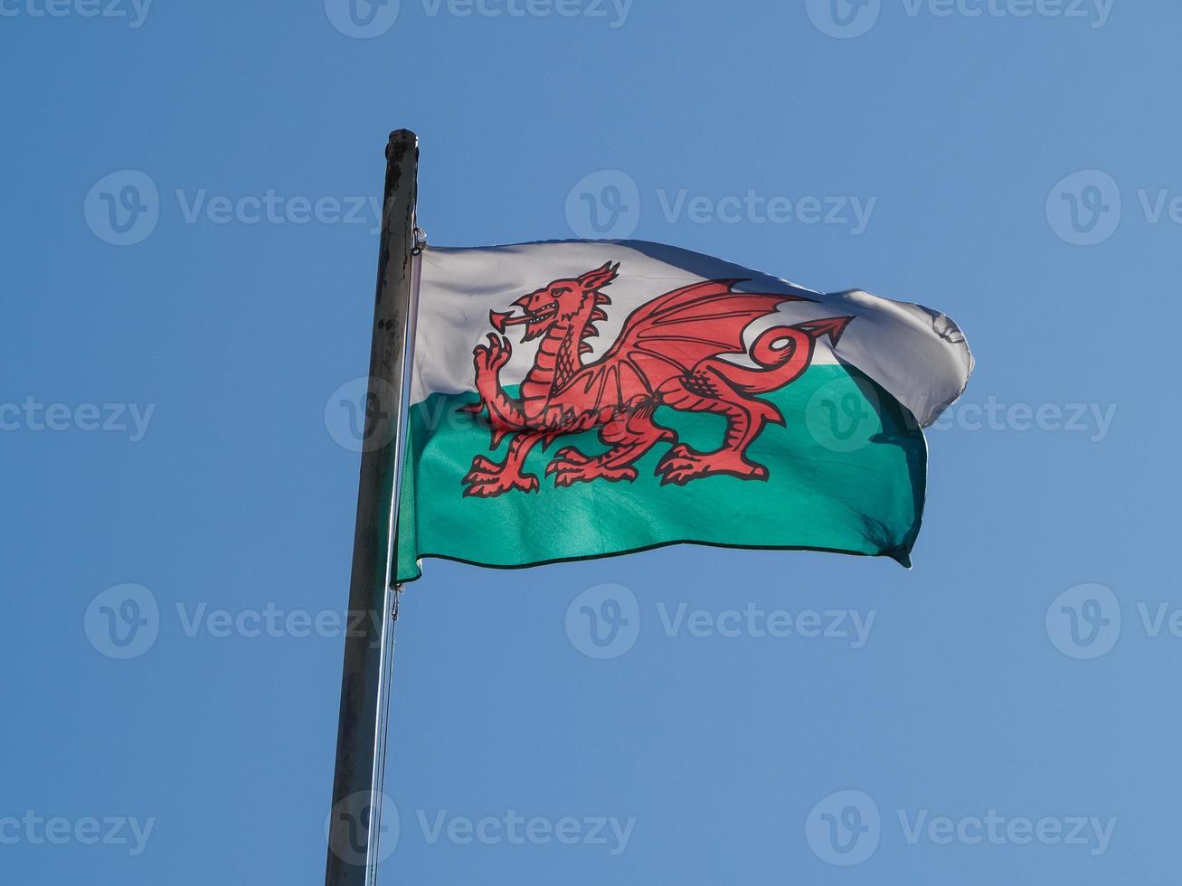 walisische Flagge von Wales über blauem Himmel foto