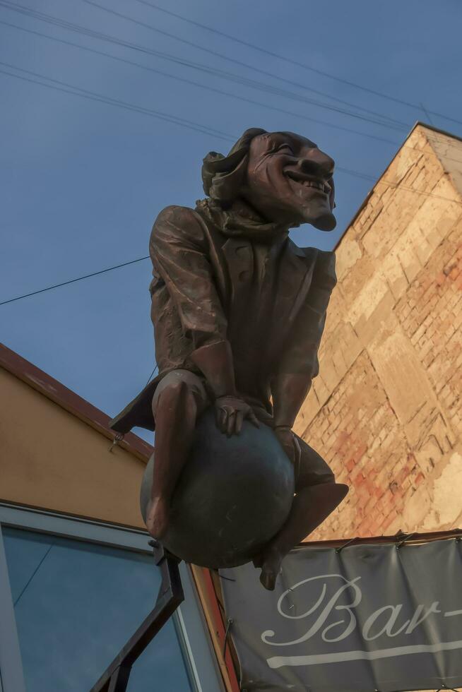 Bratislava, Slowakei - - 01.07.2023 Statue von Baron Münchhausen fliegend auf ein Kanonenkugel gemacht von Bronze- im Bratislava. foto