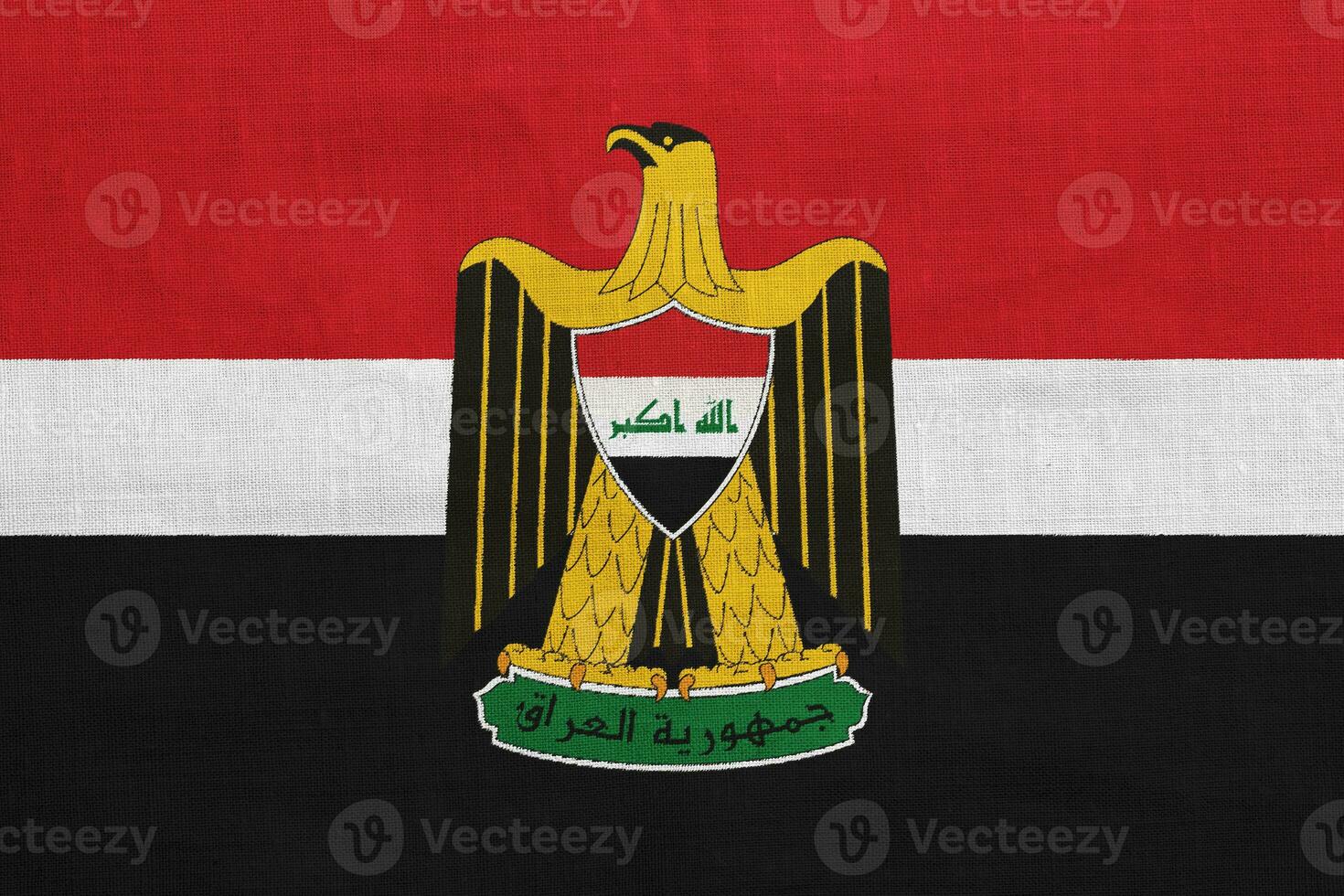 Flagge und Mantel von Waffen von Republik von Irak auf ein texturiert Hintergrund. Konzept Collage. foto