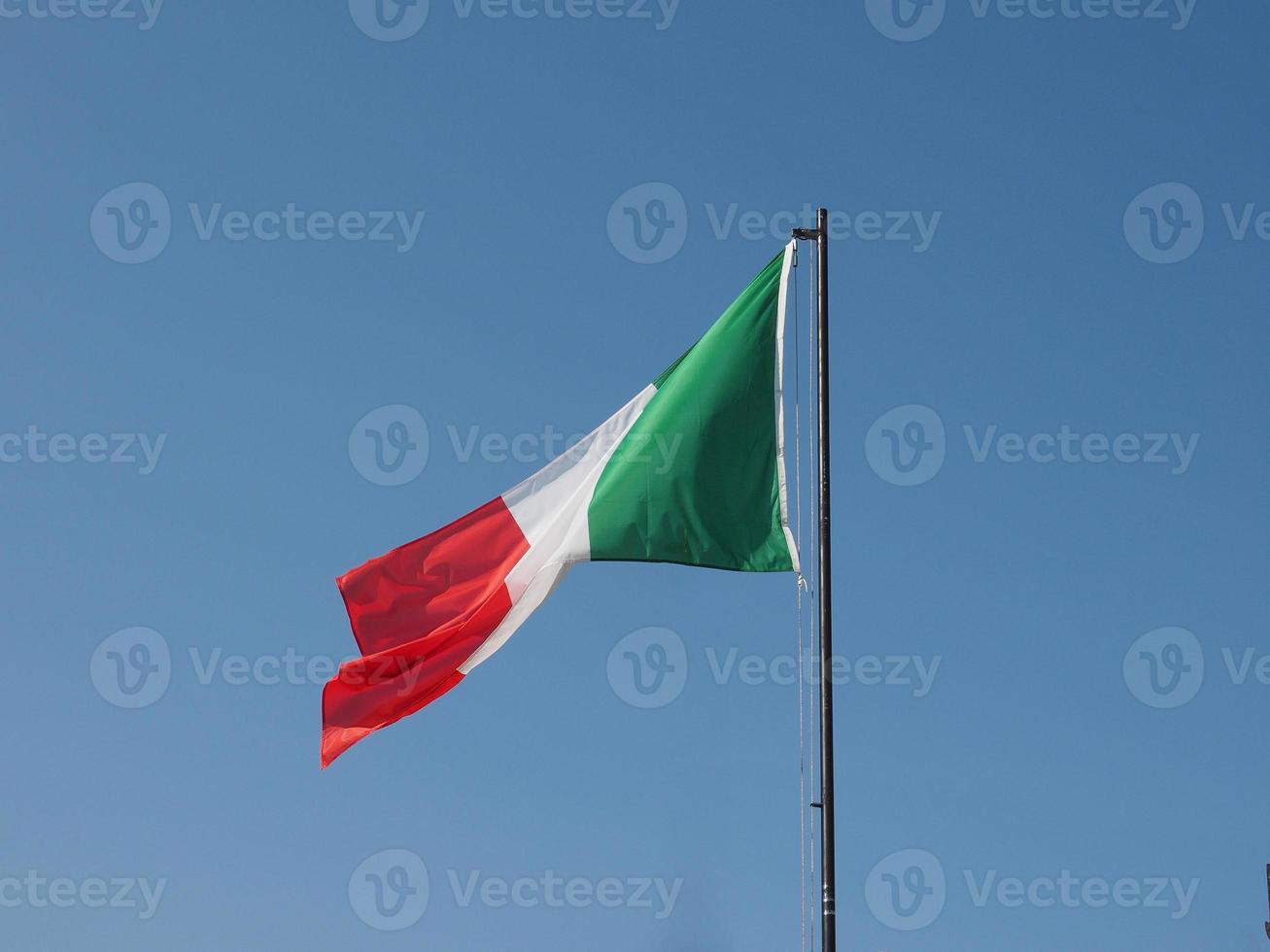 Italien-Flagge über blauem Himmel foto