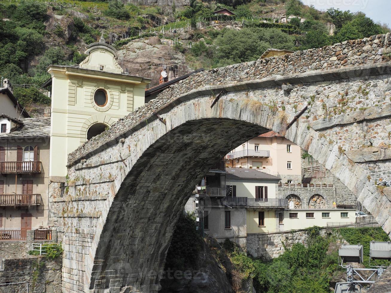 Römische Brücke in Pont Saint Martin foto