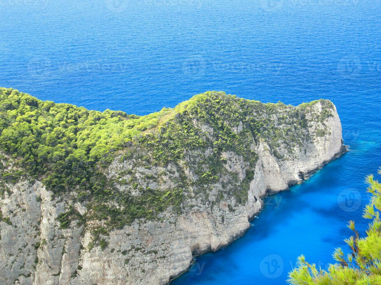 klein Halbinsel mit hell Blau Meer foto