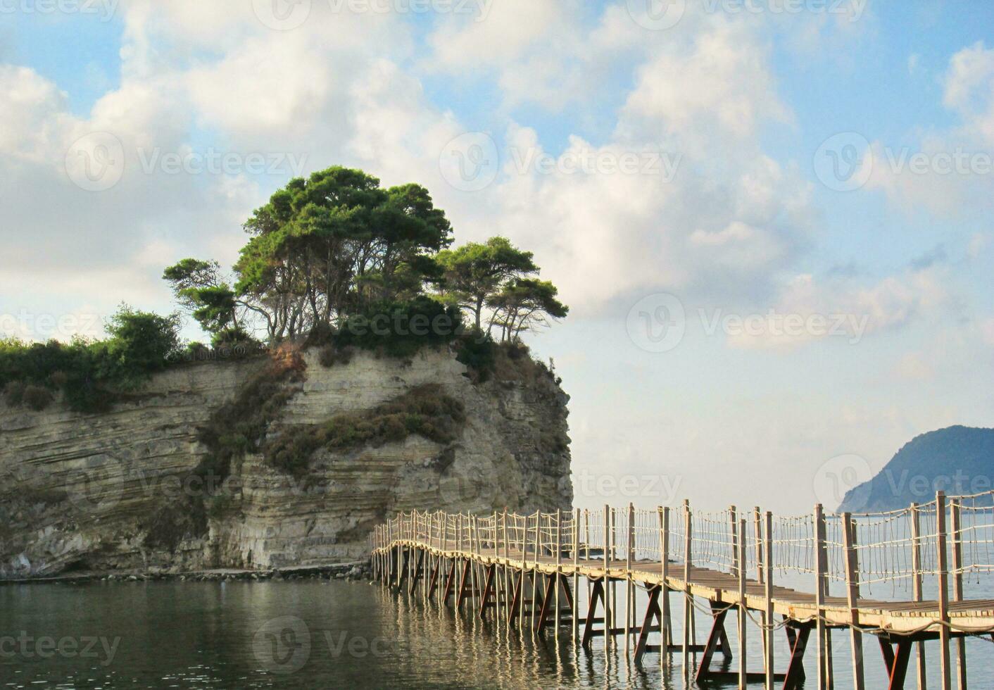 Holz Brücke zu das klein Insel foto