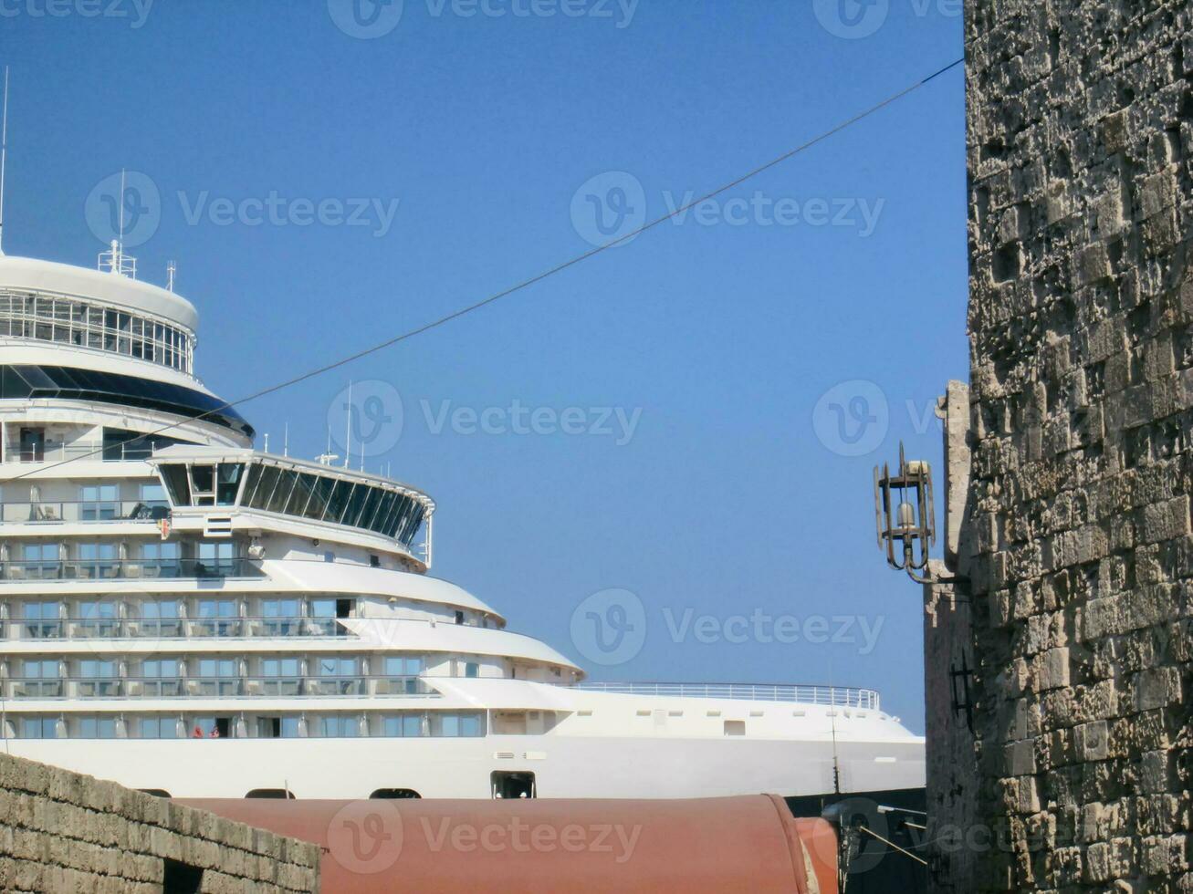 Kreuzfahrtschiff im das Hintergrund foto