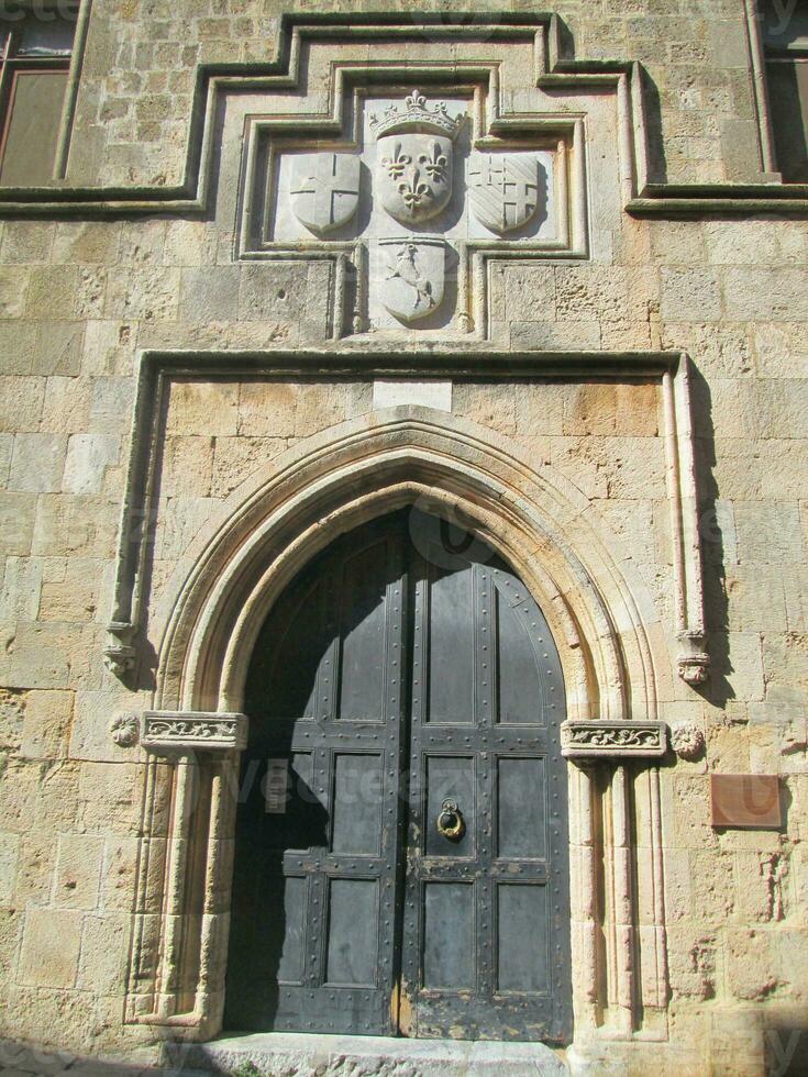 alt Fort Dorway mit Familie Wappen im Stein über. foto