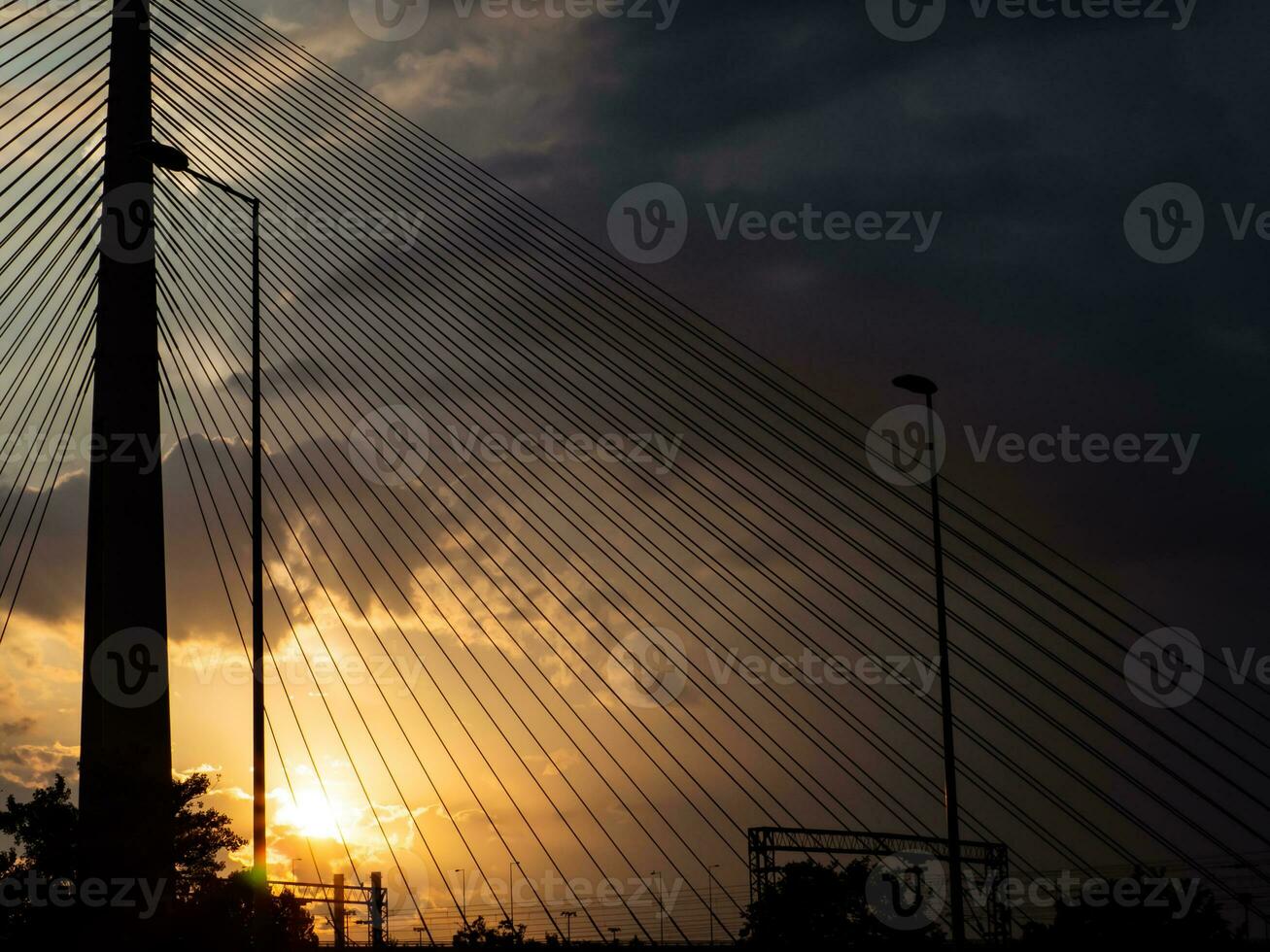 Sonnenuntergang Über industriell Teil von Stadt, Dorf foto