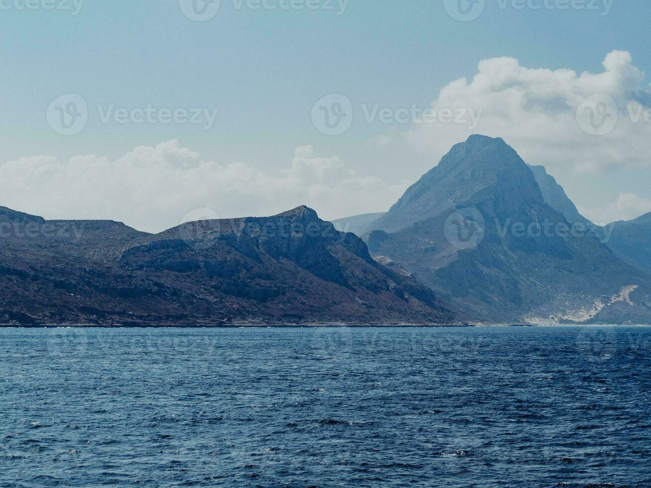 dunkel und launisch Berge von Kreta - - Aussicht von das Meer foto