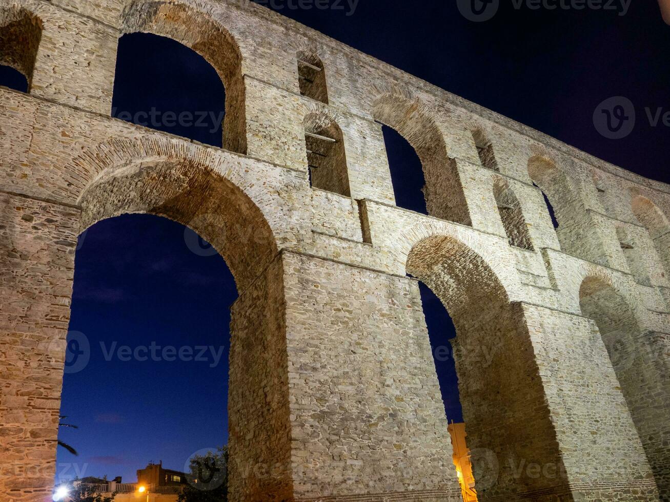 uralt römisch Aquädukt im das Stadt von Kavala - - Griechenland - - Nachtaufnahme foto