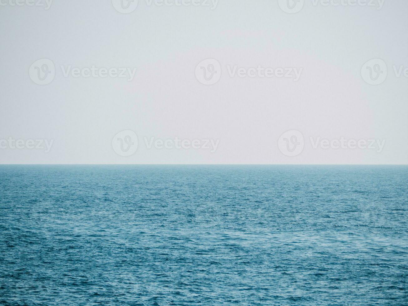 nebelig Wetter auf ein öffnen Meer foto