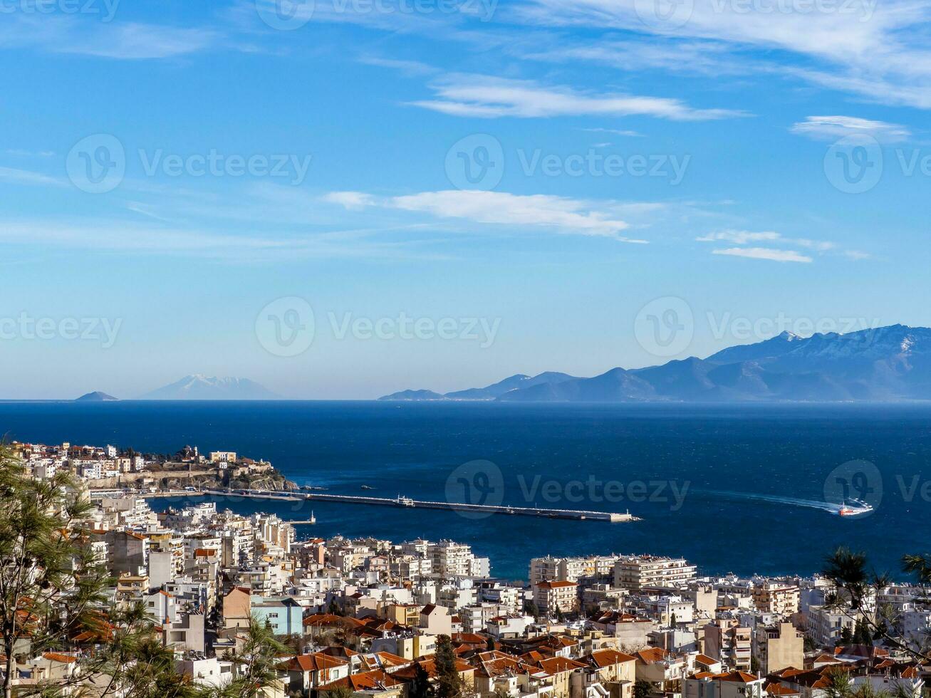 übersehen von das Kavala Hafen und das Tassos Insel im das Hintergrund foto