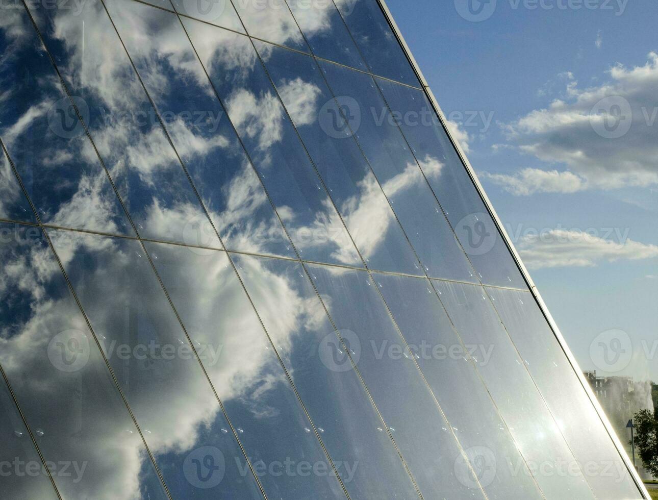 Wolken Betrachtung auf ein Glas Mauer von ein Geschäft Center foto