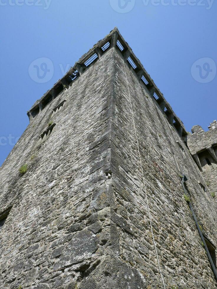 alt keltisch Schloss Turm Über Blau Himmel Hintergrund, Geschwätz Schloss im Irland, keltisch Festung foto