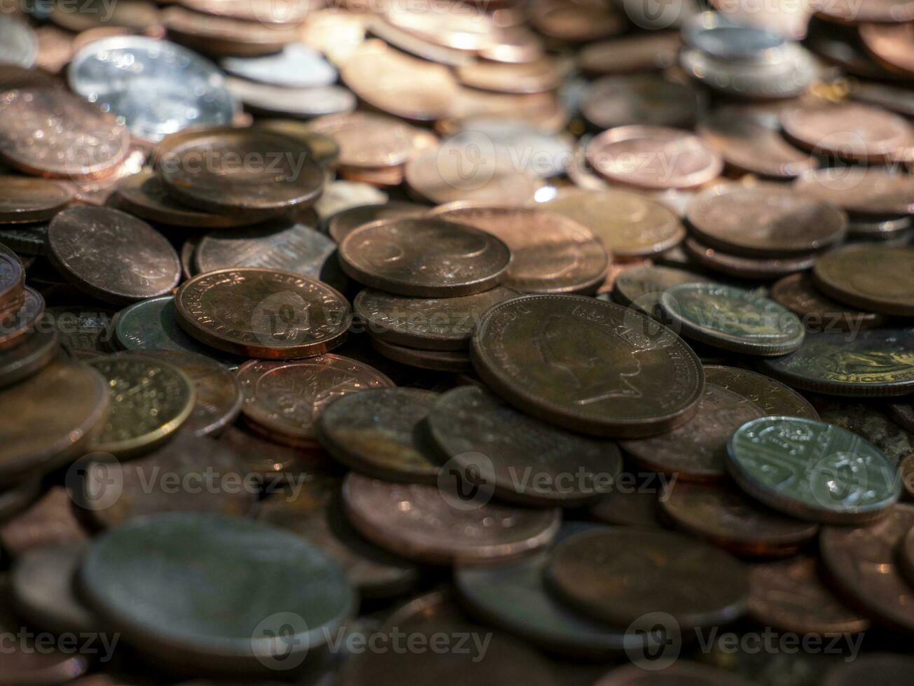 Stapel von Münzen, anders europäisch und amerikanisch Metall Münzen, Geld Hintergrund foto