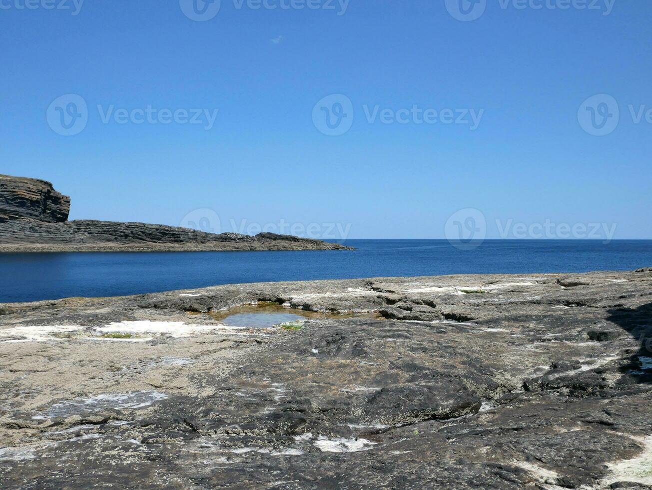 Klippen und atlantisch Ozean, Wolken, Felsen und Lagune, Schönheit im Natur. Ferien Ausflug Entspannung Hintergrund foto