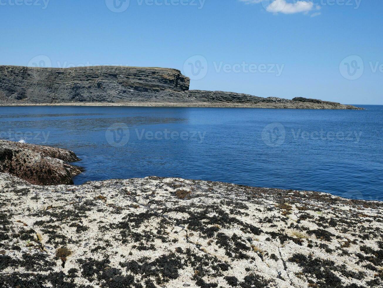 Klippen und atlantisch Ozean, Wolken, Felsen und Lagune, Schönheit im Natur. Ferien Ausflug Entspannung Hintergrund foto