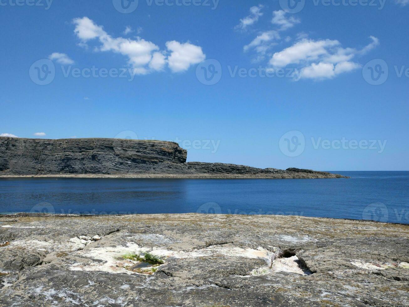 Klippen und atlantisch Ozean, Felsen und Lagune, Schönheit im Natur. Ferien Ausflug Entspannung Hintergrund foto