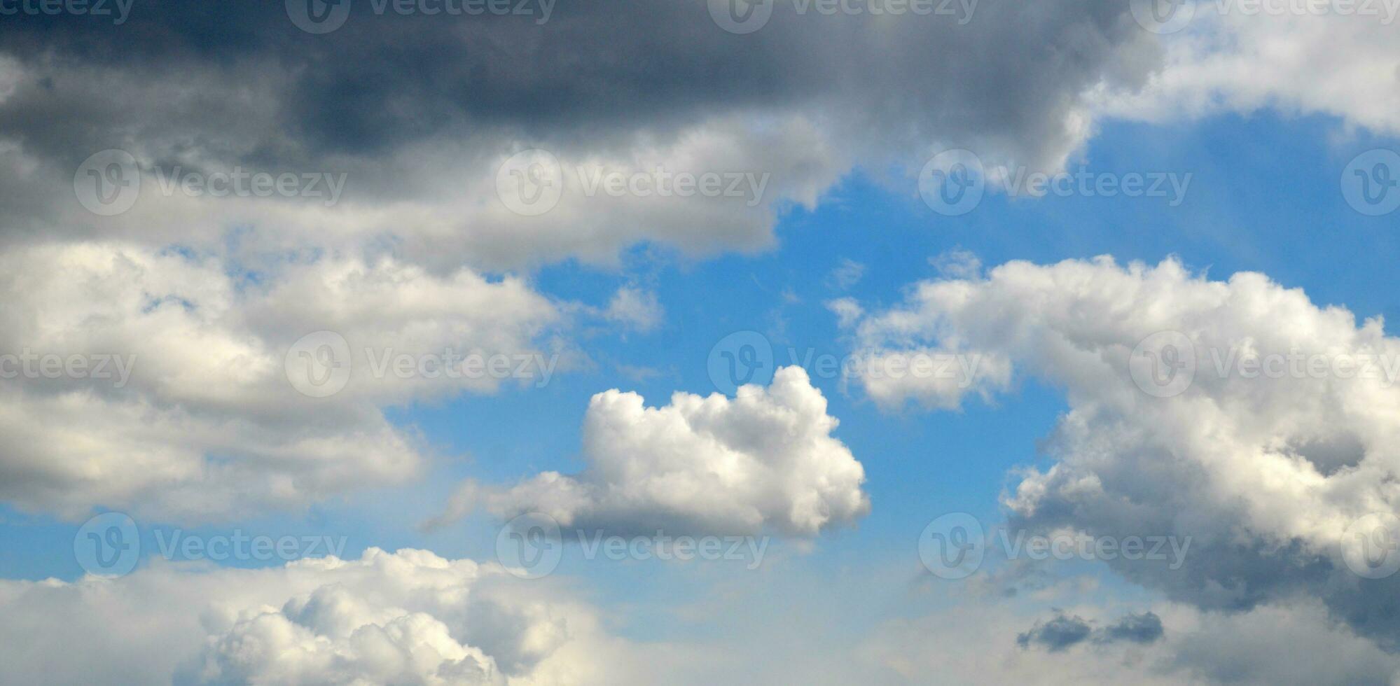 Weiß Kumulus Wolken unter dunkel Regen Wolken foto