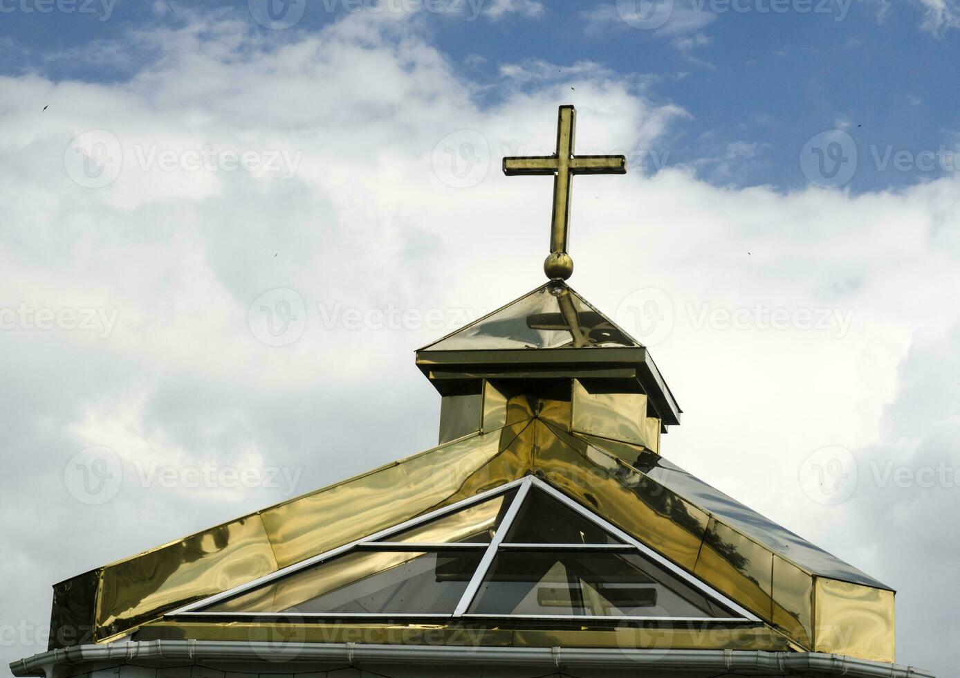 orthodox Kirche golden Kuppel mit ein Kreuz foto