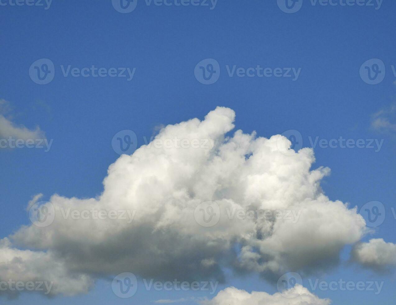 Single Weiß Kumulus Wolke Hintergrund Über das Blau Sommer- Himmel Hintergrund foto