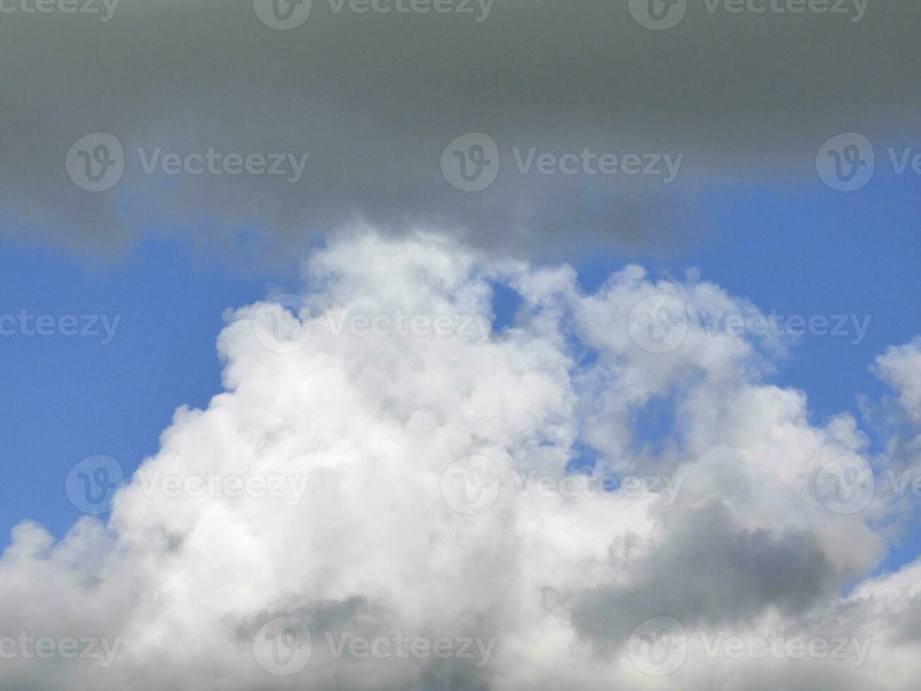 Weiß flauschige Wolke Über Blau Himmel Hintergrund, schön Himmel Foto