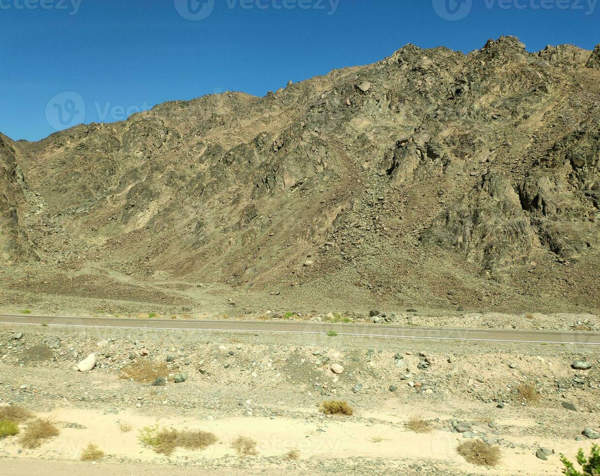 Straße gehen durch Sinai Berge, Hügel und Wüste foto
