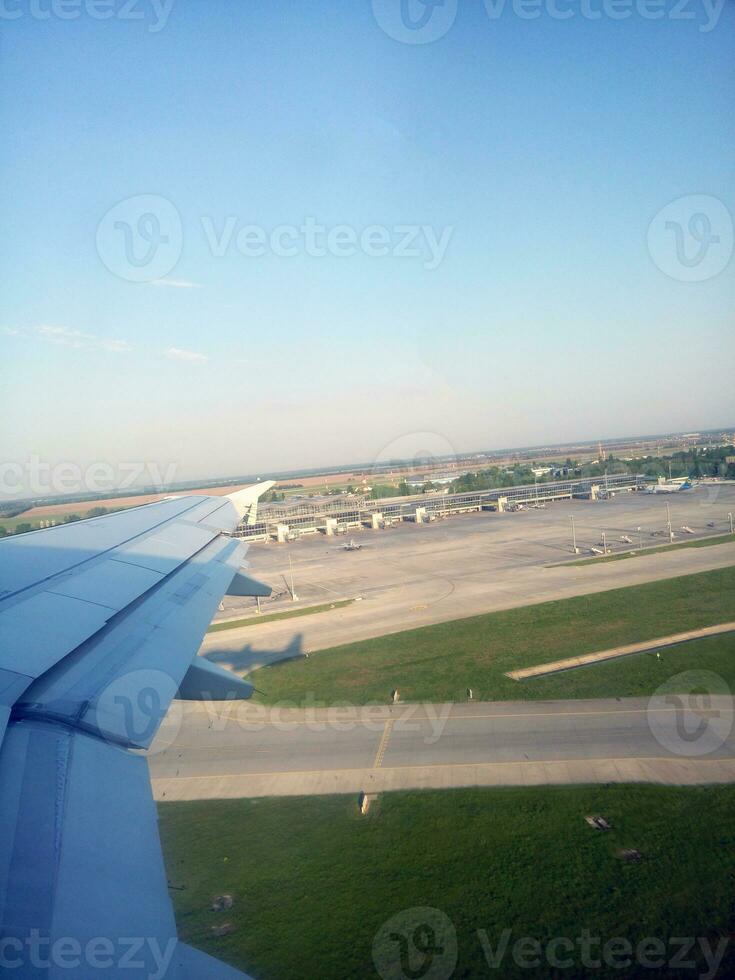 Flugzeug fliegt Über boryspil Flughafen, Ukraine foto
