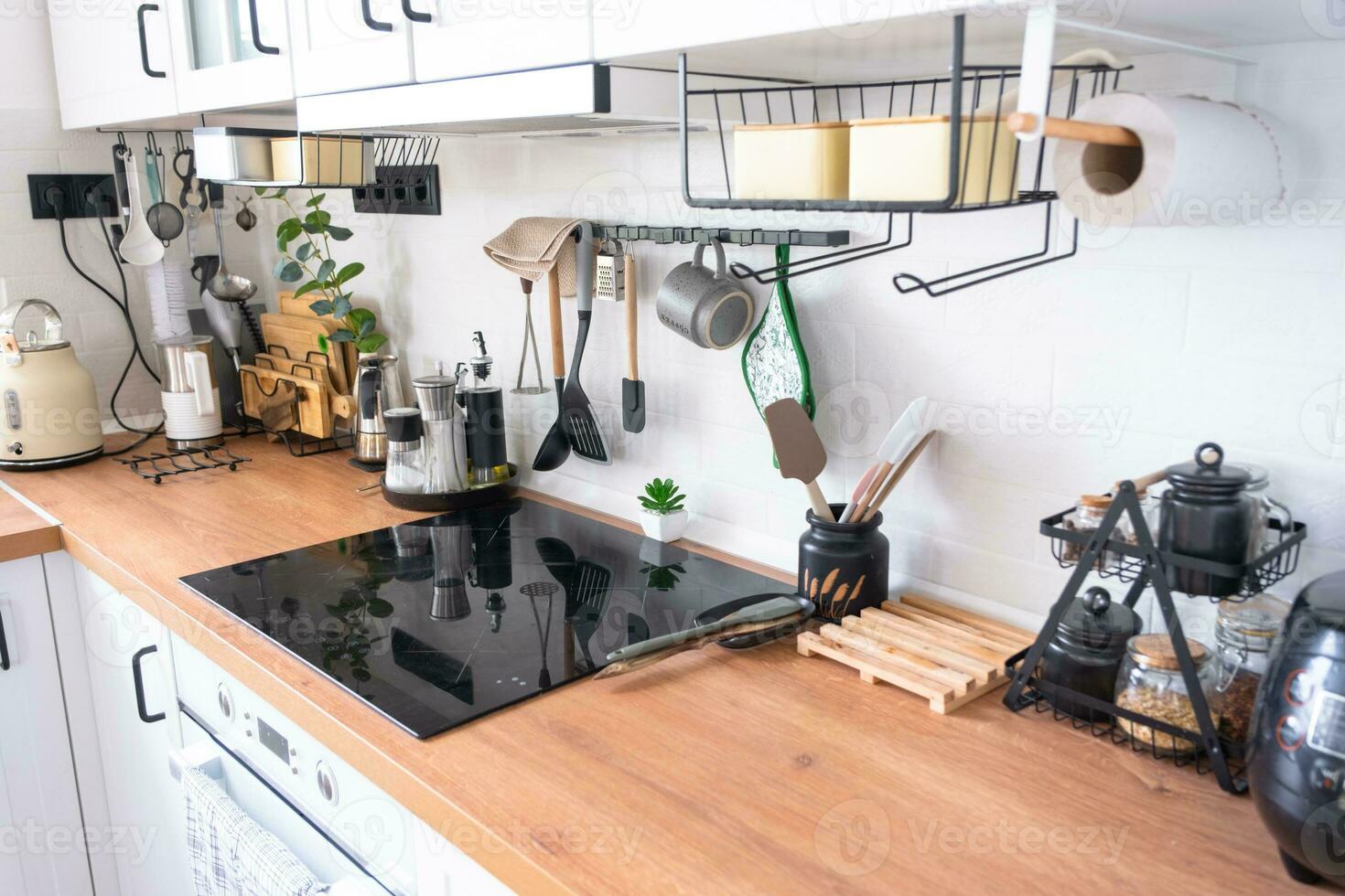 Licht Weiß modern rustikal Küche dekoriert mit eingetopft Pflanzen, Loft-Stil Küche Utensilien. Innere von ein Haus mit Heimpflanzen foto