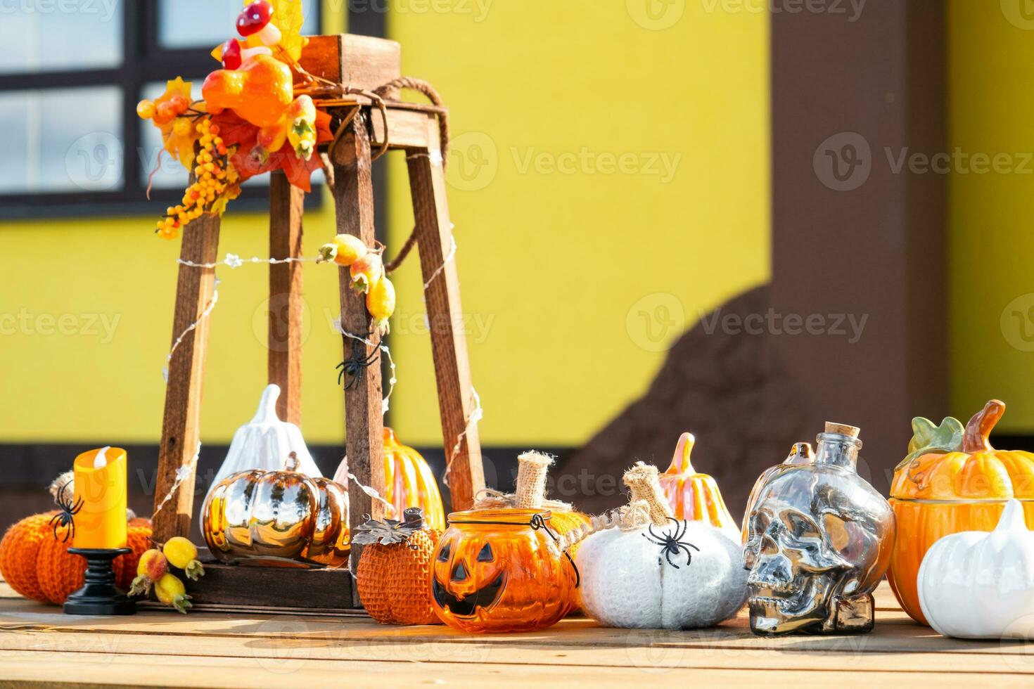 Herbst Dekor auf das Veranda von das Haus draußen im das Hof von Kürbis, Laterne, Girlanden, Hüte, Jack Laterne. Halloween Party, Herbst Stimmung, Ernte Festival foto