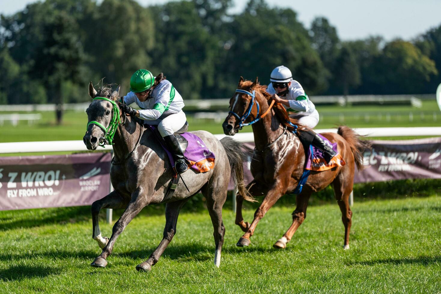 Breslau, Polen - - sep 10, 2023 - - Jockeys im Wettbewerb auf Breslau Rennen Spur foto