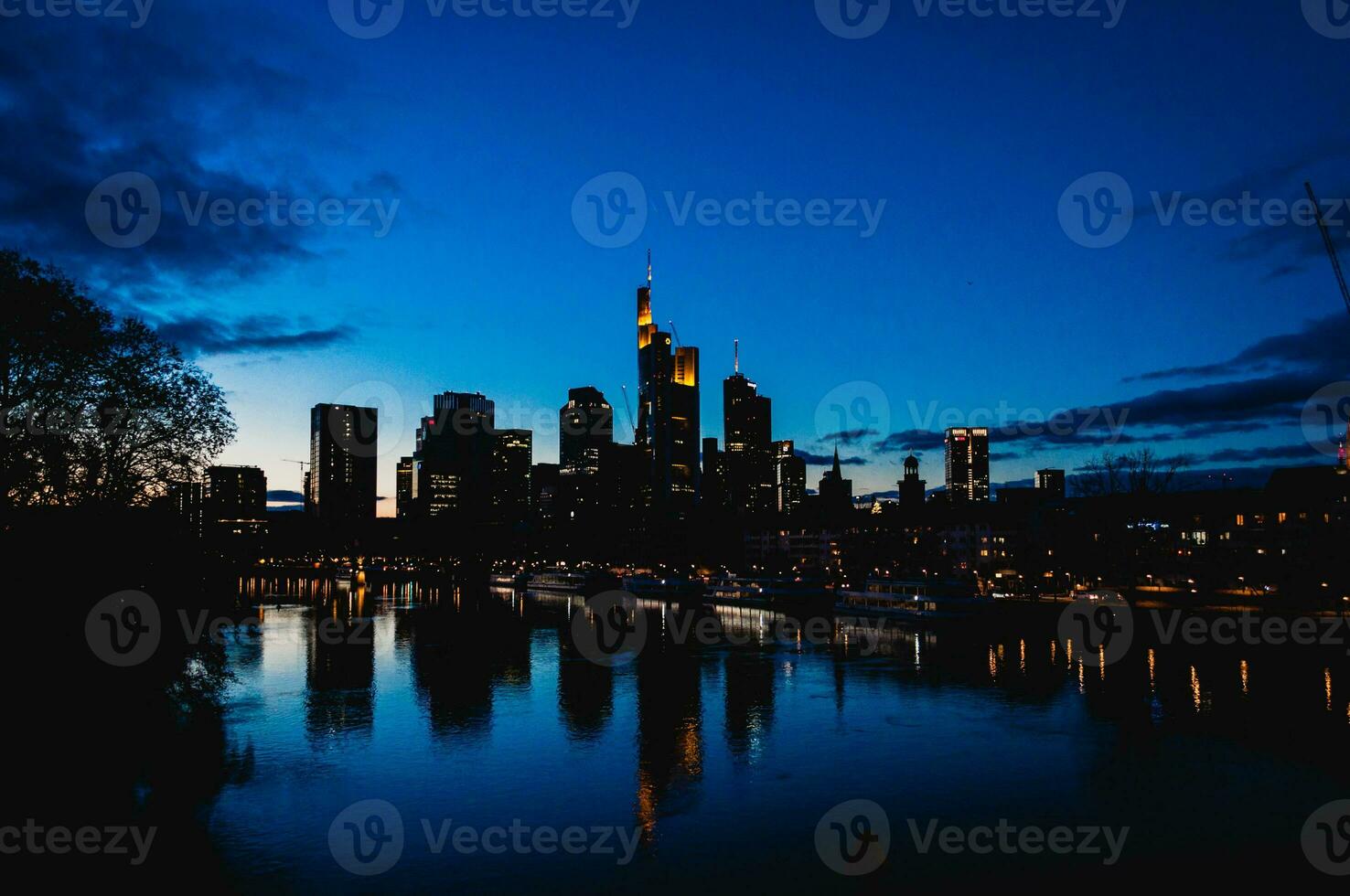 spektakulär Aussicht auf das Nacht Stadt von Frankfurt reflektieren im das Fluss foto