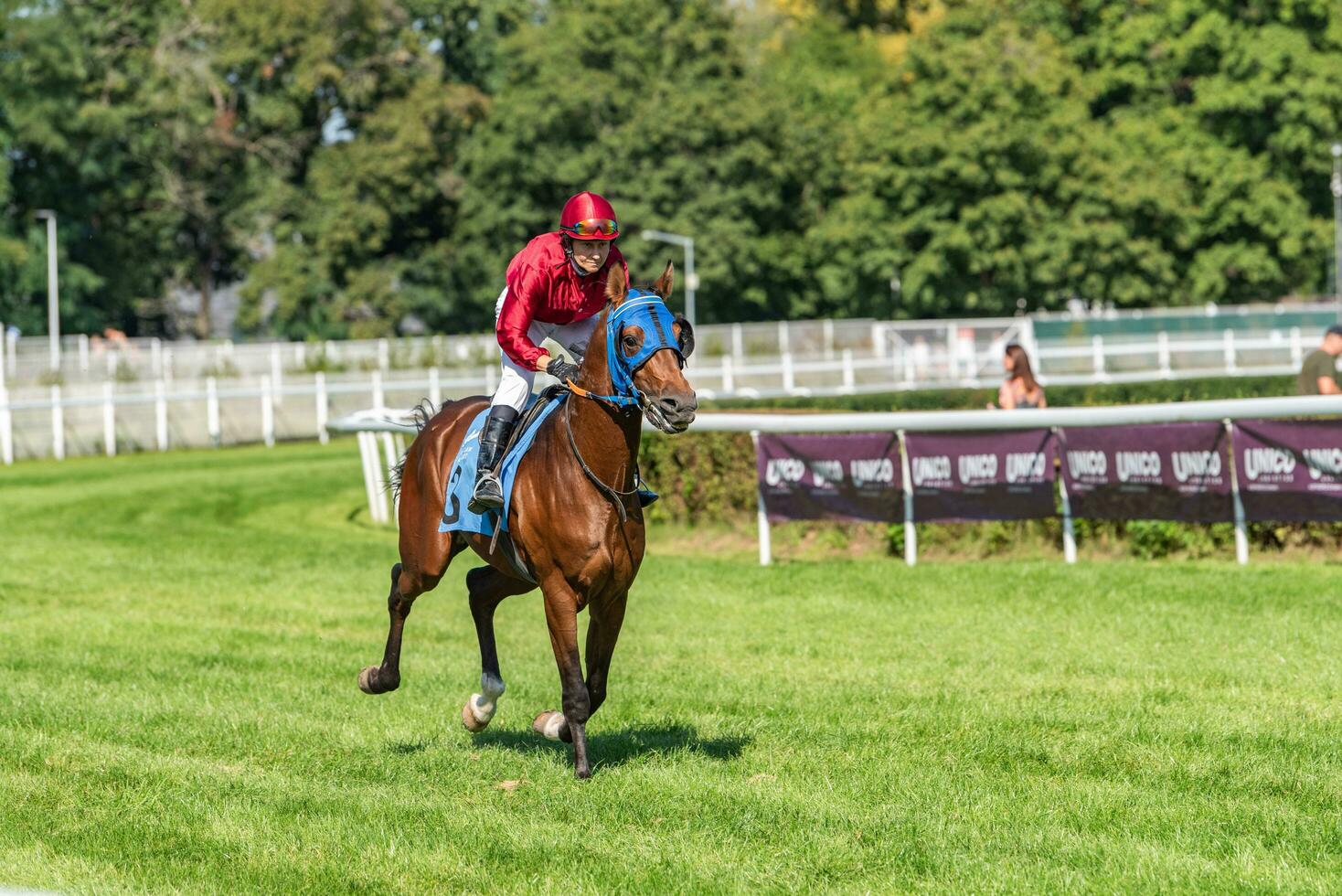 Breslau, Polen - - sep 10, 2023 - - Jockeys im Wettbewerb auf Breslau Rennen Spur foto