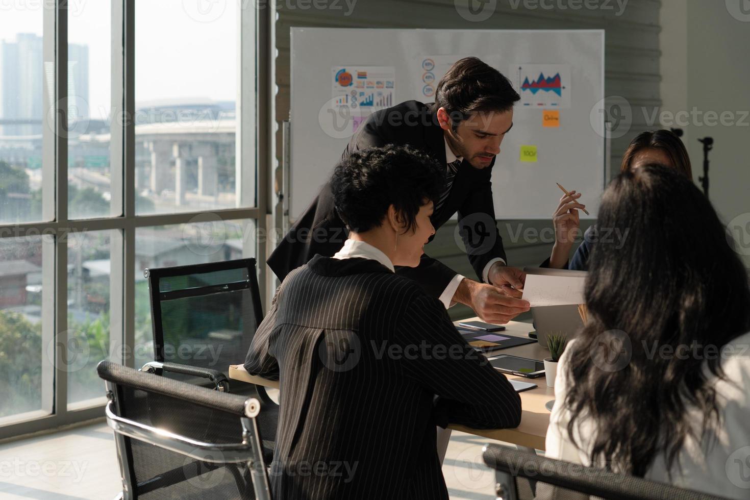 geschäftliche Zusammenarbeit im internationalen Büro foto