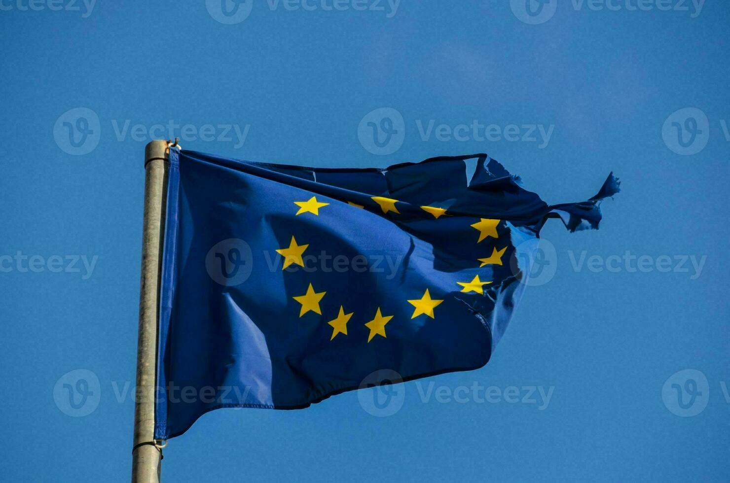 das europäisch Union Flagge fliegt im das Wind foto