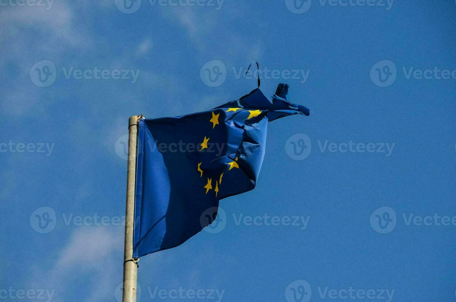 ein europäisch Flagge fliegend im das Wind foto