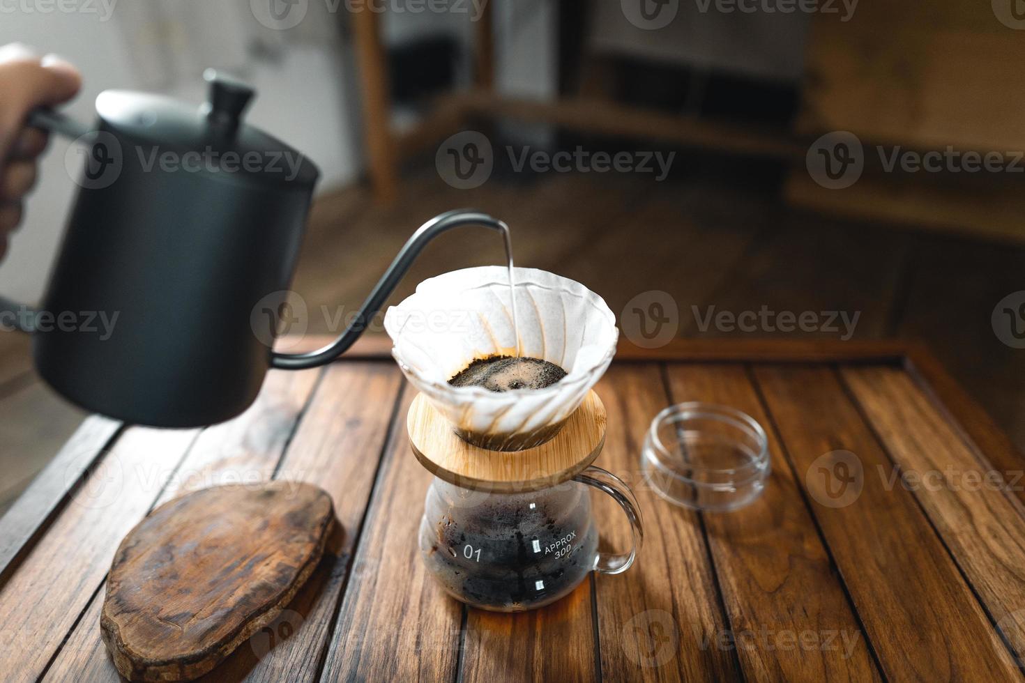tropfender Kaffee und langsamer Kaffee zu Hause foto
