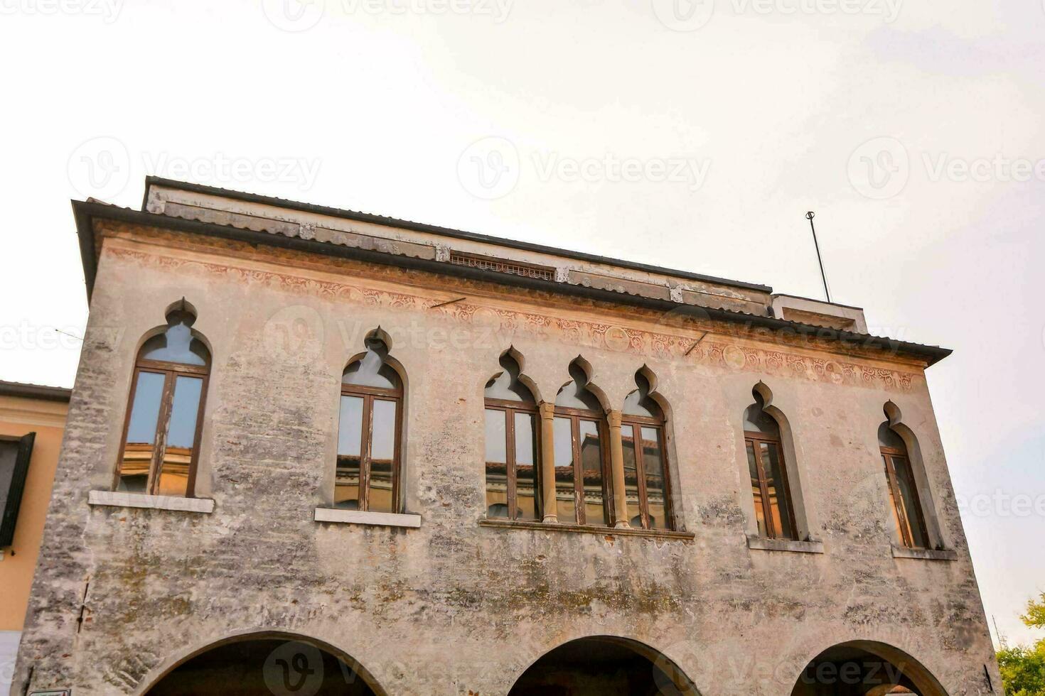 ein Gebäude mit gewölbt Fenster foto