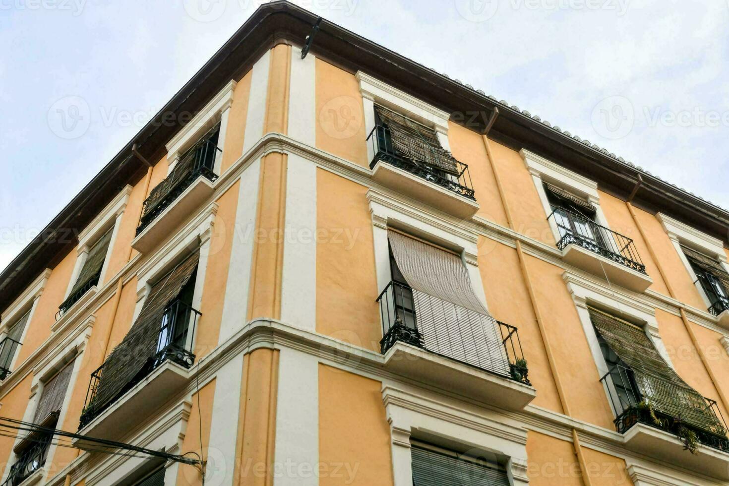 ein Gebäude mit Balkone foto