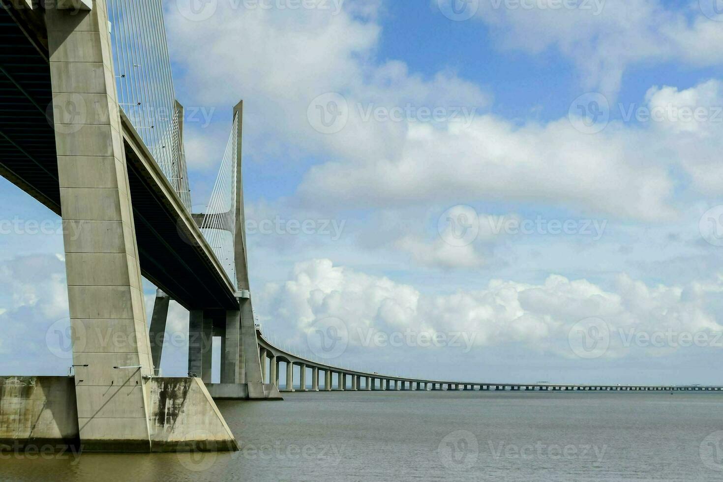 ein Brücke Über ein Fluss foto