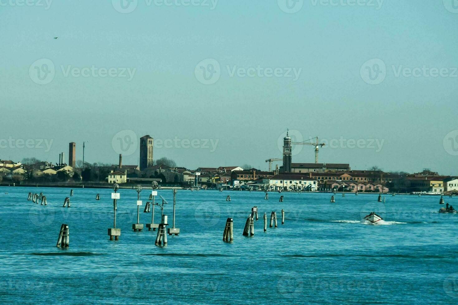 ein Boot ist Segeln durch das Wasser in der Nähe von ein Stadt foto