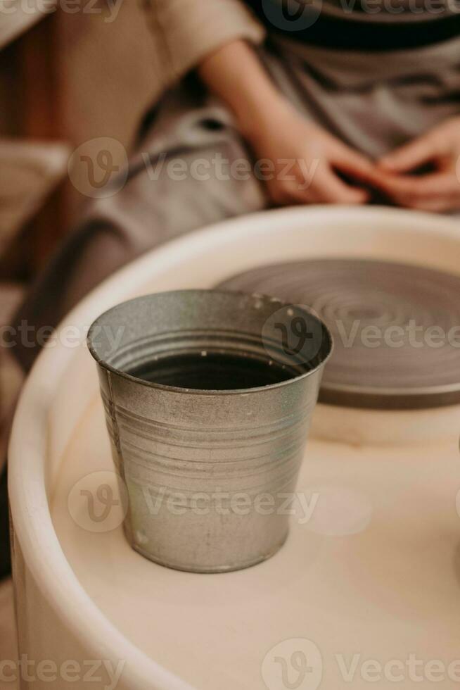 Eimer von Wasser zum Arbeiten mit Ton, auf das Tisch, Nahansicht foto