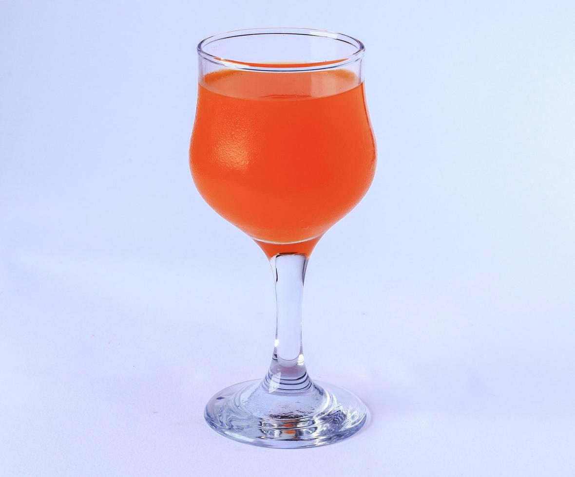 Glas Orangensaft auf weißem Hintergrund isolieren foto