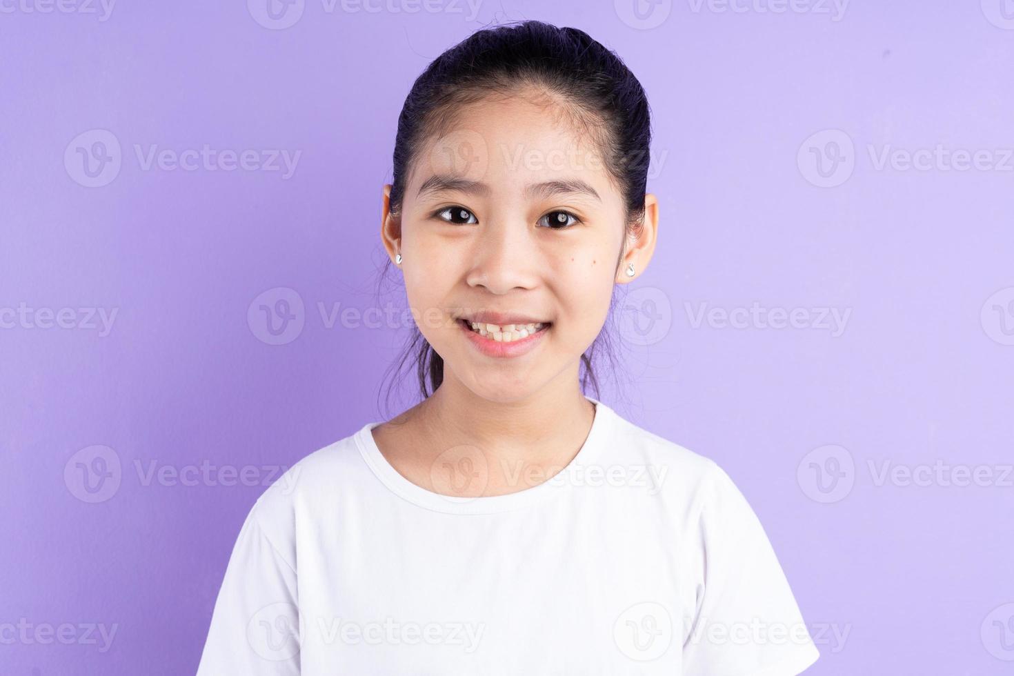 Porträt eines asiatischen Kindes auf lila Hintergrund foto