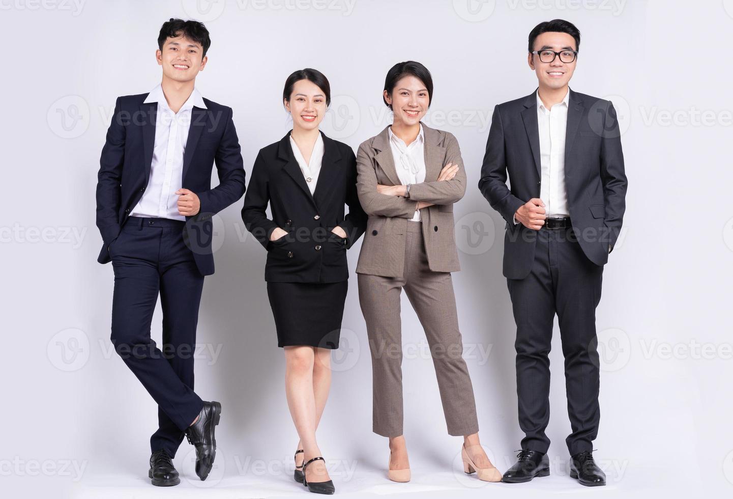 Gruppe asiatischer Geschäftsleute posiert auf weißem Hintergrund foto