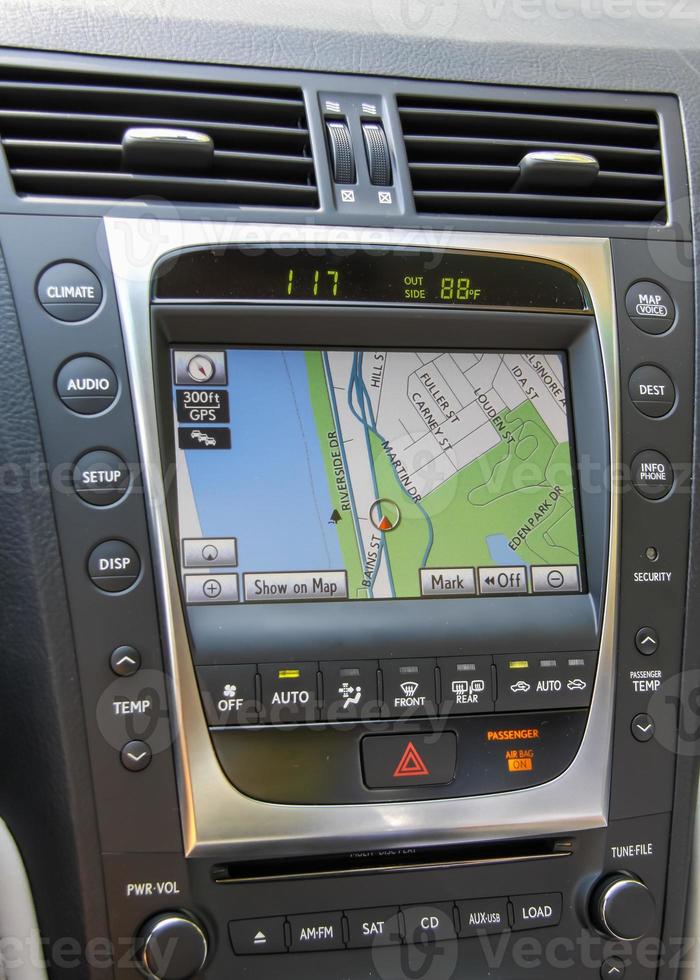 Nahaufnahme des Center-Stack-Informationsdisplays in einem Luxusauto? foto