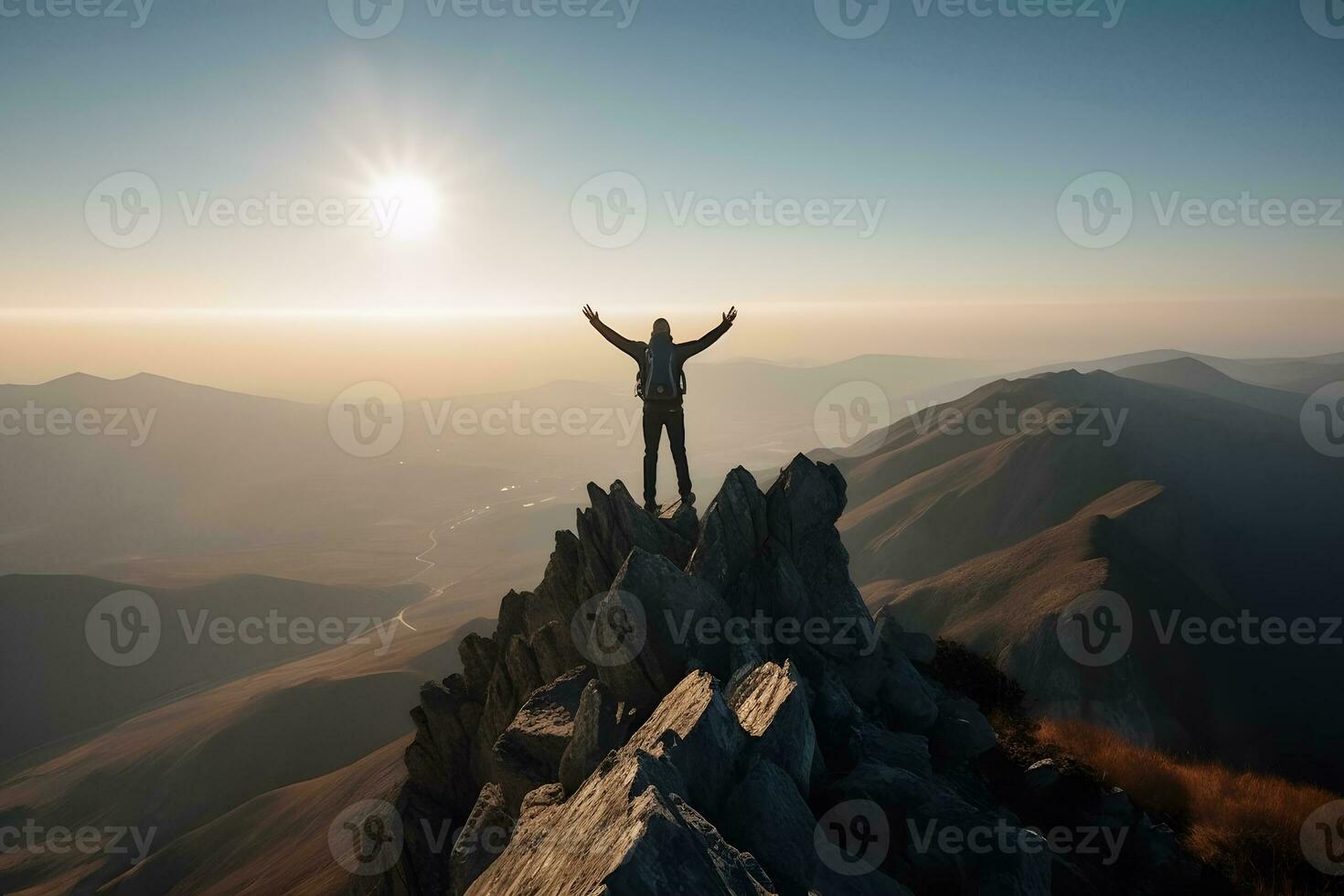 weiblich Wanderer mit Rucksack angehoben ihr Hände feiern erfolgreich steigen zu oben von Berg. neural Netzwerk ai generiert foto